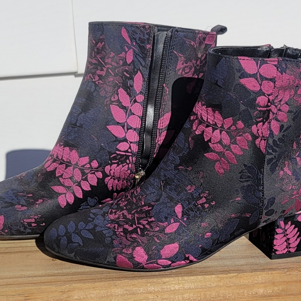 Liz Claiborne booties, size 7.5, new without box